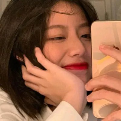 给小酒馆女子喝高杯酒